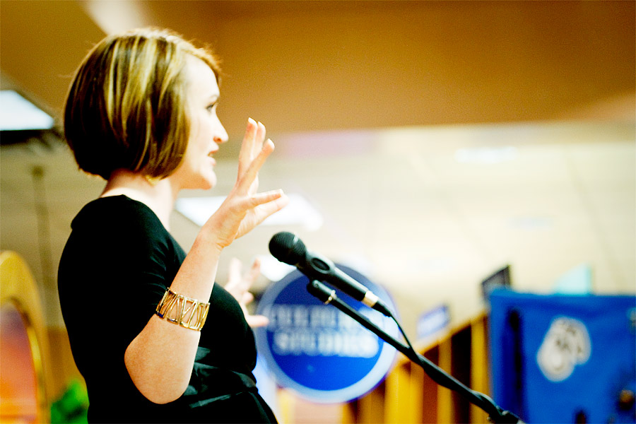 dooce_austin_book_signing Heather Flails her arms about wildly, but looks beautiful and pregnant nonethless